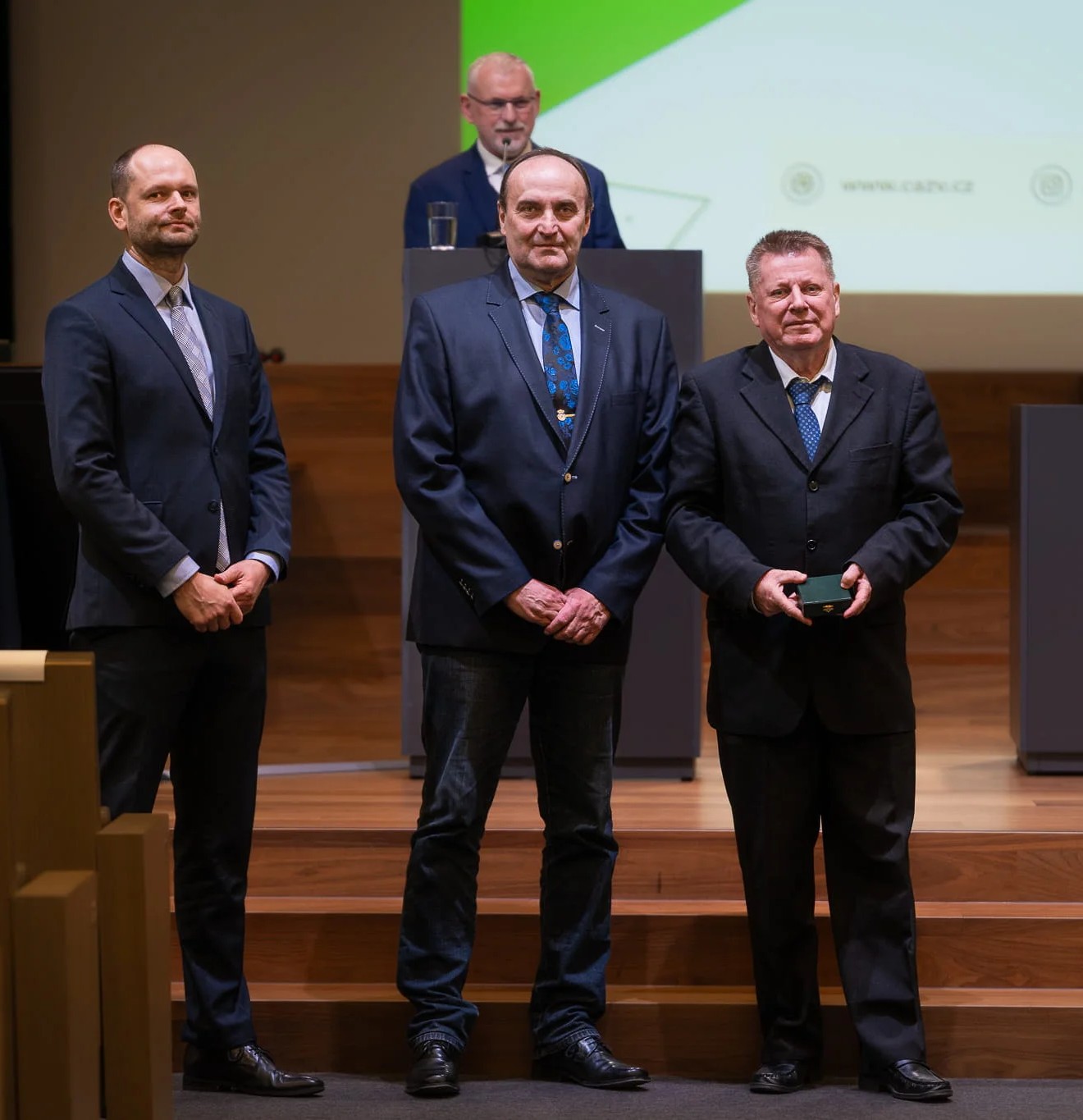 Ocenenie pre prof. Jozefa Goliana na Valnom zhromaždení Českej akadémie zemědělských věd
