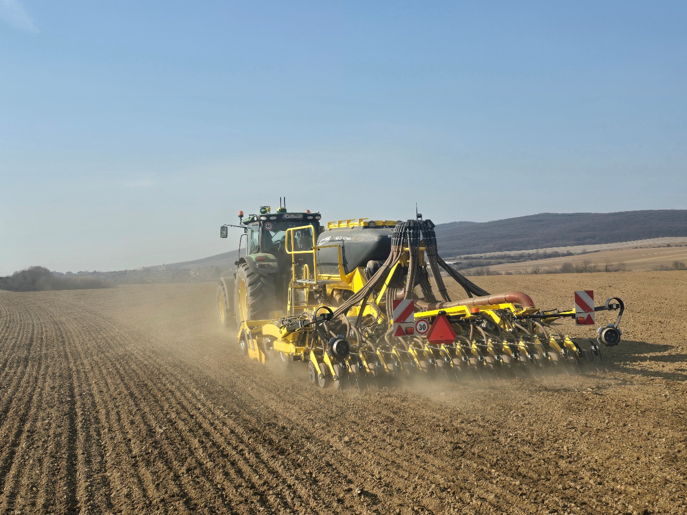 Od orby po no-till: experiment pásového striedania plodín v Kolíňanoch